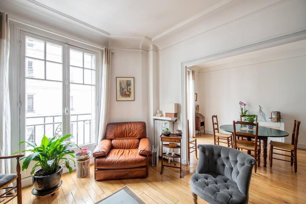 Truffaut - Family In Batignolles Neighborhood Apartment