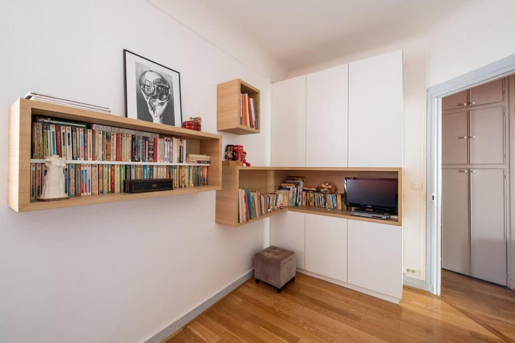 Truffaut - Family In Batignolles Neighborhood Apartment Paris