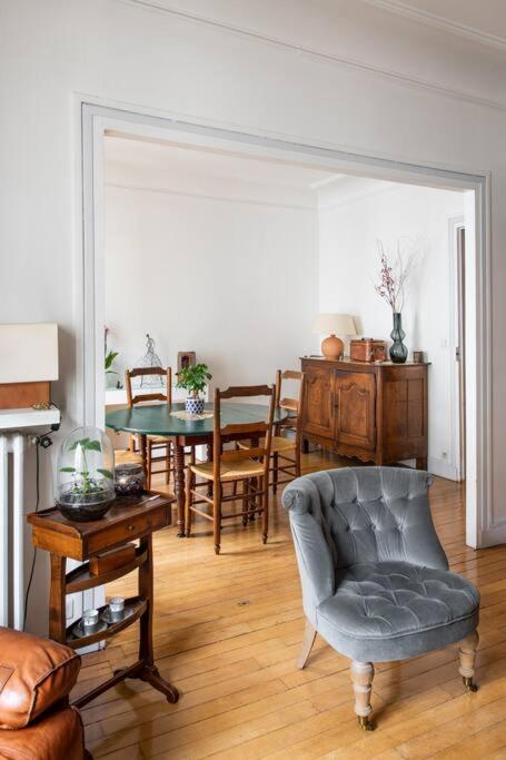 Truffaut - Family In Batignolles Neighborhood Apartment