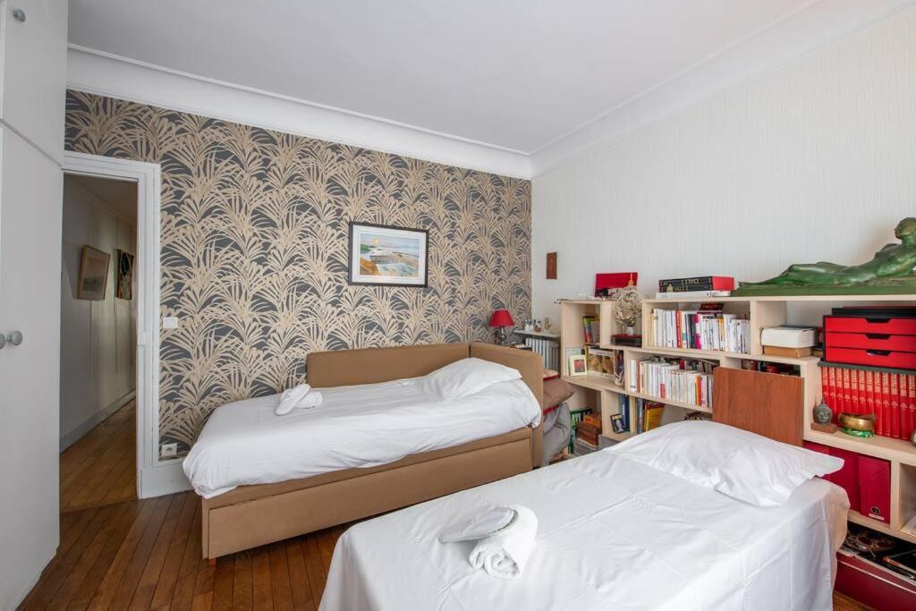Truffaut - Family In Batignolles Neighborhood Apartment